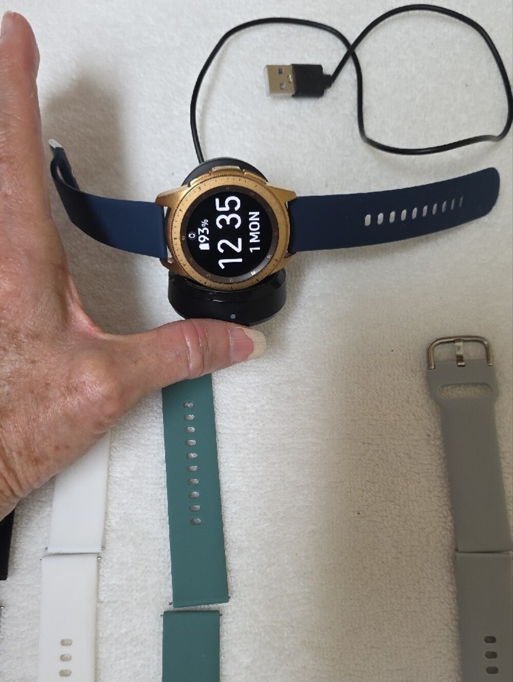 SamsungSmartwatch with Navy Band and Six Interchangeable Silicone Straps/Charger - Picture 13 of 16